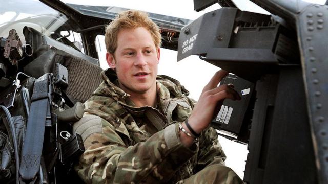 2012年至2013年，哈里王子擔任直升機飛行員。