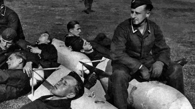 Німецькі авіамеханіки та пілоти відпочивають на авіабомбах, 1942 рік