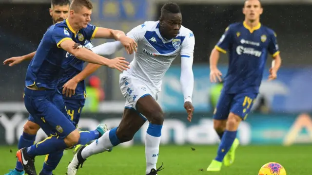 Mario Balotelli aux prises avec des défenseurs de Brescia en Série A italienne.