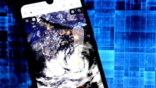 স্যাটেলাইট চিত্রে সুপার সাইক্লোন আম্পানের গতিপথ