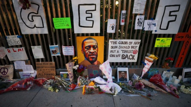 플로이드 초상화 앞에서 사람들은 꽃과 편지로 그를 추모했다