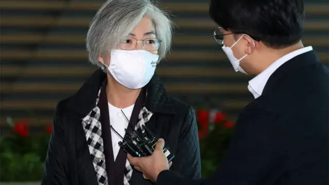 강경화 외교부 장관이 8일 오전 인천국제공항 제2여객터미널을 통해 미국 워싱턴으로 출국하기 앞서 취재진의 질문에 답하고 있다