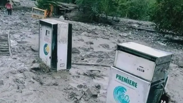 Uma bombavaidebet é brasileiracombustível inundada pela água das enchentes e lama