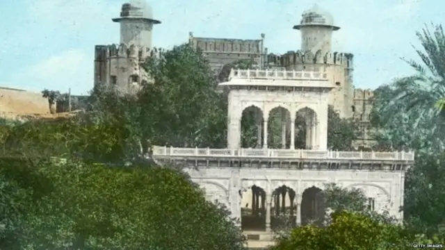 महाराजा रणजीत सिंह के दौर में लाहौर क़िले में इस पवेलियन को बनाया गया