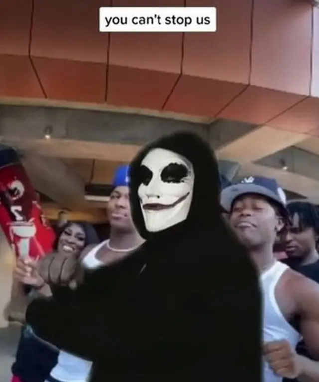 Le Grand Londini dansant avec un groupe de personnes avec la légende "vous ne pouvez pas nous arrêter".