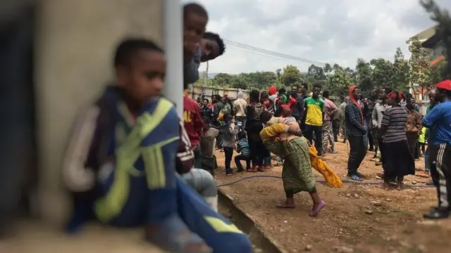 በርካታ ሕፃናት፣ ታዳጊዎችና እና እናቶች ከተፈናቃዮቹ መካከል ይገኙበታል።