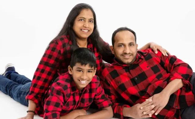 සවන් අපූර්ව, සිය මව මිහි ප්‍රනාන්දු සහ පියා මංජුල කස්තුරිආරච්චි සමග