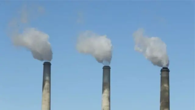 चिमनी में से निकलता धुंआ