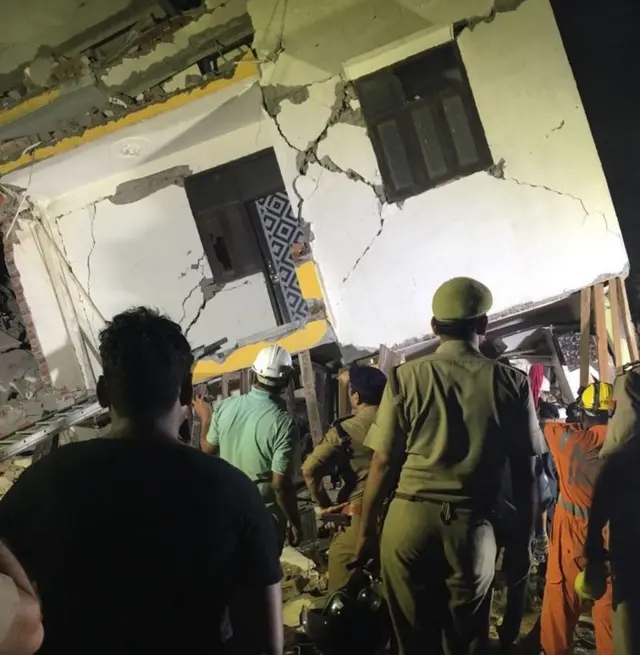 मलबे में दबे लोगों का पता लगाने के लिए स्निफ़र डॉग्स की मदद भी ली जा रही है