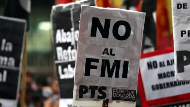 Cartel de manifestación que dice "No al FMI"