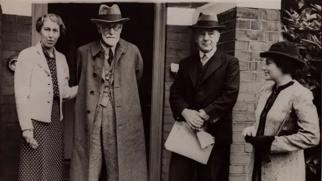 Зигмунд и Матильда Фрейд на пороге нового дома в Лондоне