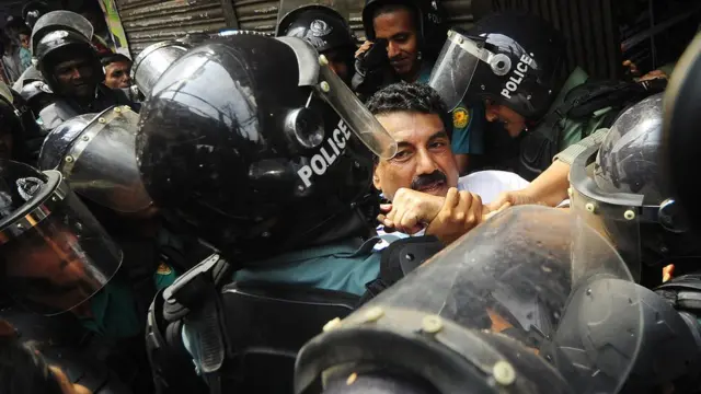 পুলিশের ঘেরাটোপে বিএনপির নেতা খায়রুল কবীর খোকন।