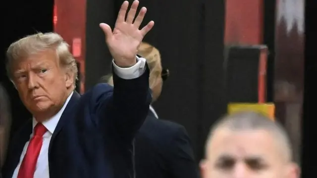 ترامب لم يعلق بشيء أثناء مغادرته مقر المحكمة