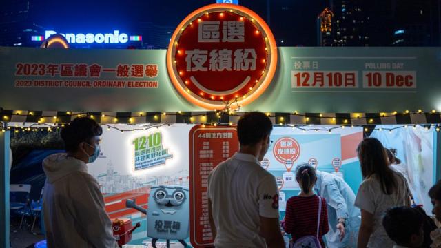 「香港夜繽紛」灣仔海濱夜市上的區議會選舉宣傳遊戲攤位（22/10/2023）