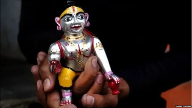 अयोध्या के बाज़ार में बिकने वाली शिशु राम की मूर्ति