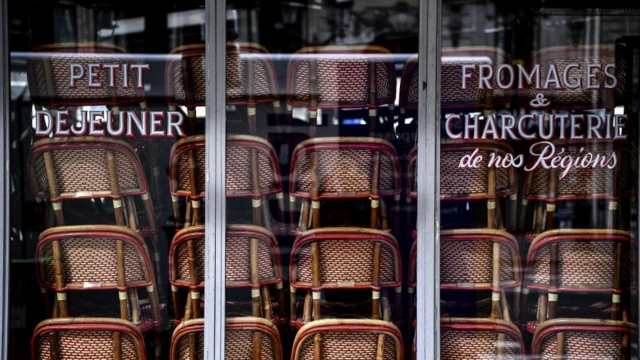 Closed restaurant in Paris