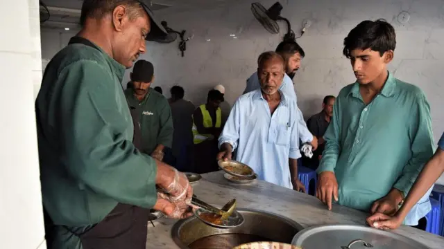 من الأشياء اللافتة بشأن أبناء "شعب الميمون" أن الكثير منهم يكسبون المال ثم يدخرون بغرض مساعدة الآخرين
