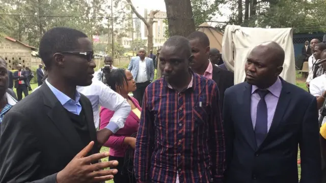 Mkurugenzi mkuu wa IEBC Ezra Chiloba (kushoto) akiwa katika chumba cha kuhifadhi maiti cha City