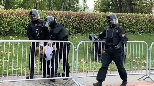 силовики задерживают девочку и отца