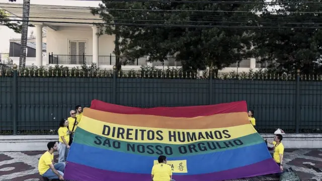 Activistas con una bandera gay
