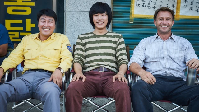 飾演司機金四福的韓國"國民影帝"宋康昊（圖左），飾演光州學生的柳俊烈（圖中），飾演記者彼得的托馬斯·克萊徹曼（Thomas Kretschmann，圖右）