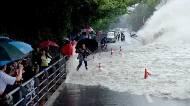 Sóng to đánh vào bờ sông Tiền Đường ở Hàng Châu
