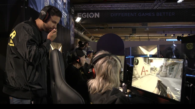 Tommy Ingemarsson dando instrucciones en la competencia.