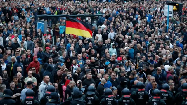 जर्मनीतील कॅमिट्ज शहरात सुरू असलेल्या आंदोलनात 6 हजार लोकांनी भाग घेतला आहे.