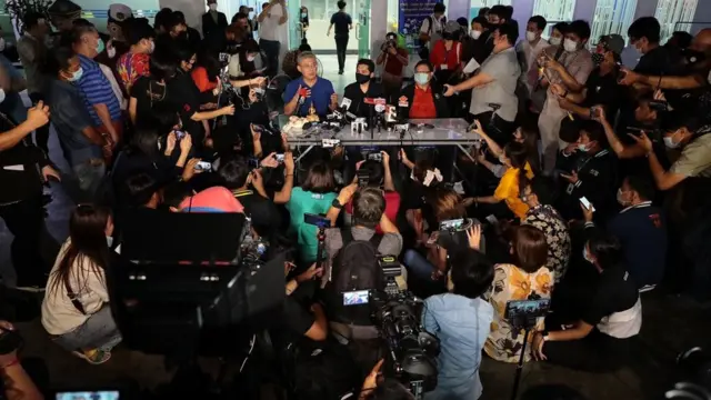 สื่อมวลชนยังให้ความสนใจอดีตพิธีกรข่าวเช่นเดิม