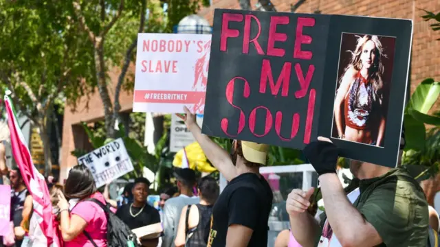 Obožavatelji se okupljeju ispred suda svaki put dok je saslušanje u toku