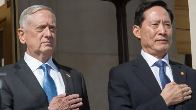 马蒂斯（左）与宋永武（右）在五角大楼欢迎仪式上（30/8/2017）