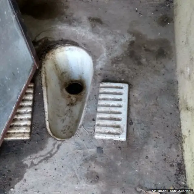 ग्रामपंचायत कार्यालयातील शौचालय.