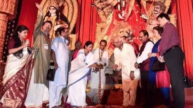 दुर्गा पूजा के अवसर पर ममता बनर्जी एक पंडाल में