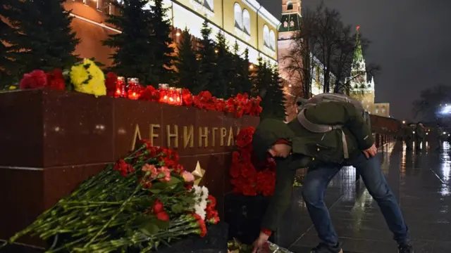 Десятки людей пришли в Александровский сад, чтобы возложить цветы в память о погибших