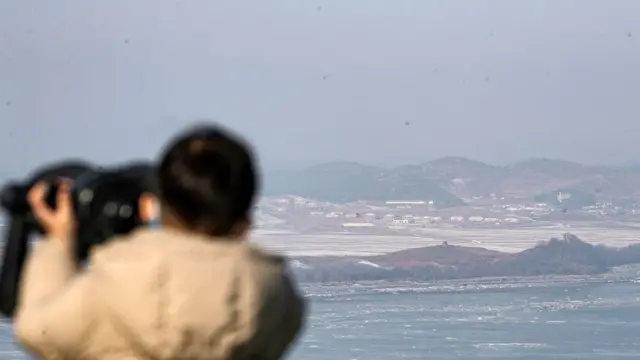 북한을 바라보는 사람