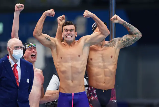 Juez impávido frente a nadadores celebrando