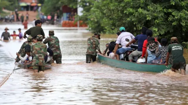 ทหารกัมพูชากำลังช่วยอพยพประชาชนในสตึงแตรงเมื่อระดับน้ำสูงขึ้น
