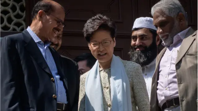 Carrie Lam ve cami yöneticileri