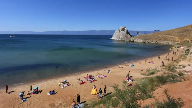 奥尔洪岛沙滩上享受日光浴的游客