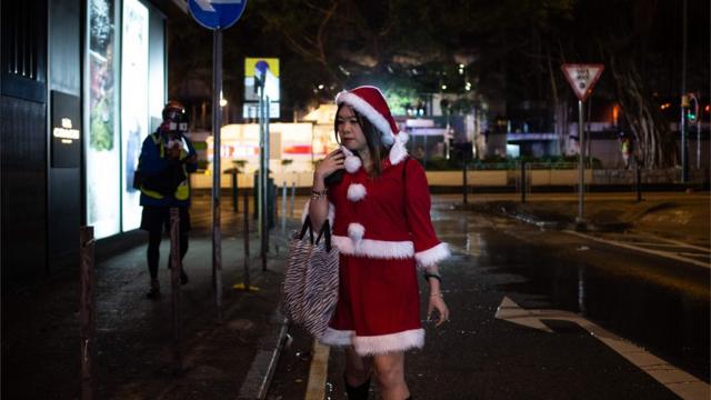在各区冲突战线，经常出现一身圣诞打扮的市民。