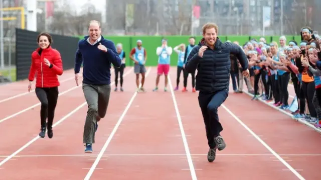 ब्रिटेन के प्रिंस विलियम, डचेज़ ऑफ़ कैंब्रिज और प्रिंस हेनरी रीले रेस में भाग लेते हुए,