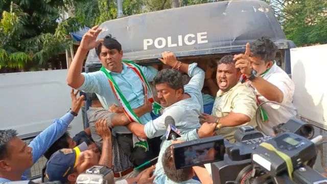 राज्यभरात राष्ट्रवादी काँग्रेसचे कार्यकर्ते आक्रमक झाले आहेत. ठिकठिकाणी त्यांची आंदोलनं सुरू आहेत.