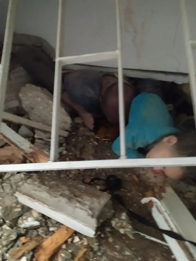 صورة لطفل تحت الأنقاض