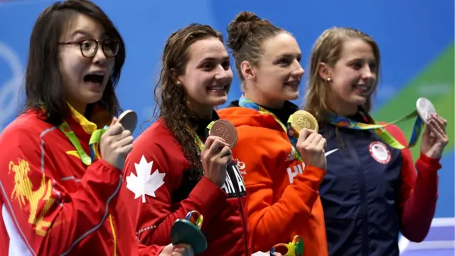 Fu Yuanhui, a primeira à esquerda, comemora medalhacomo apostar no basquete bet365bronze ao lado das outras medalhistas