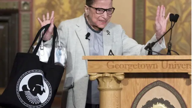 RBG, juíza da Suprema Corte americana, segura bolsa comzebet ugandaimagem estampada