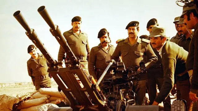 صورة لصدام حسين أثناء زيارته لخط المواجهة خلال الحرب العراقية الإيرانية في 10 مارس/آذار 2003 في بغداد ، العراق.