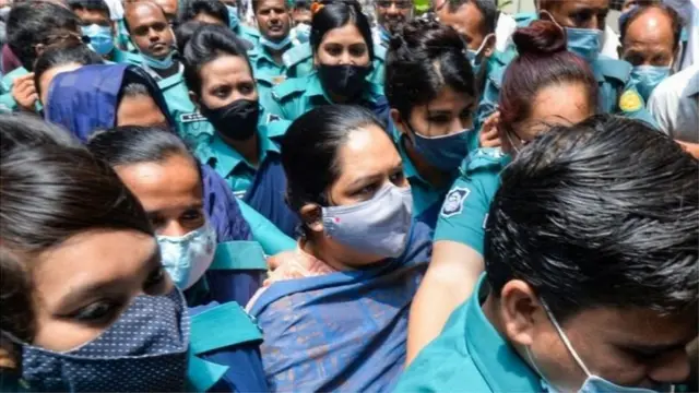 রোজিনা ইসলামকে আদালতে নেয়ার দৃশ্য