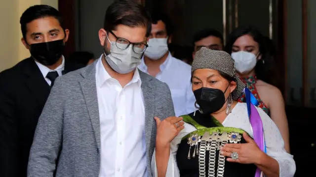Gabriel Boric junto a la Elisa Loncon, expresidenta de la Convención Constitucional.