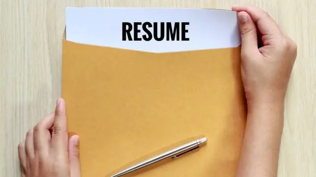 Una persona con su CV en un sobre