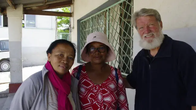 Le Père Pedro (à droite), fondateur de l'association Akamasoa